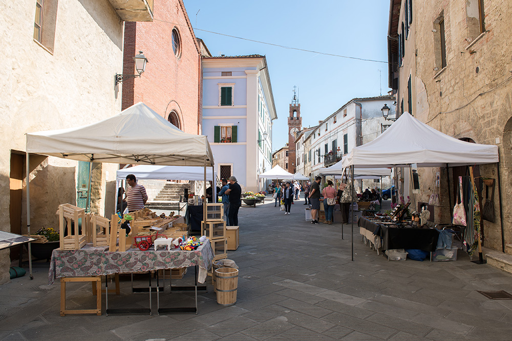 Domenica di shopping tra le bancarelle del Mercatino degustando “Cacio e baccelli”