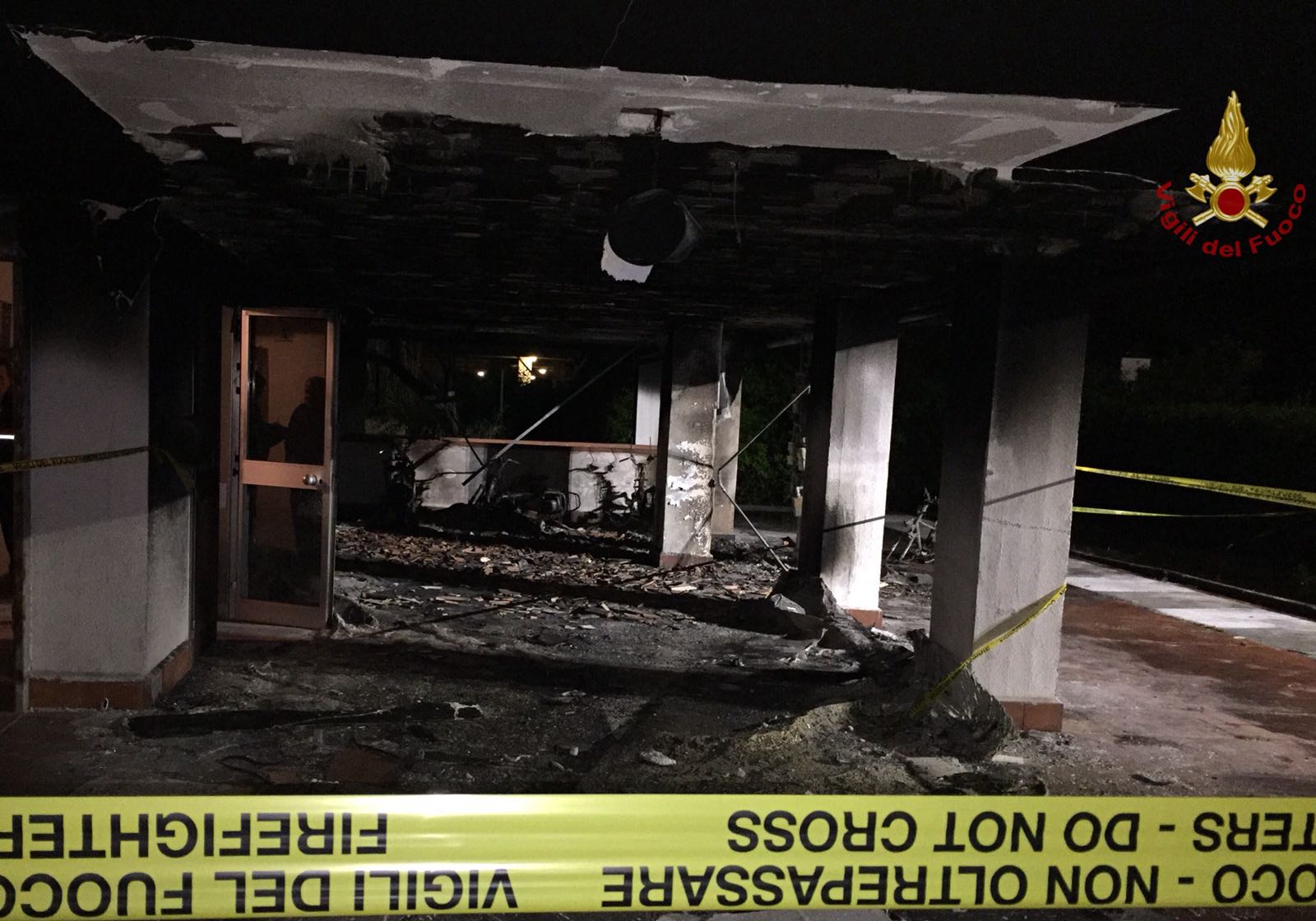 Motorini in fiamme. Incendio nella notte, evacuate 41 famiglie a Pisa