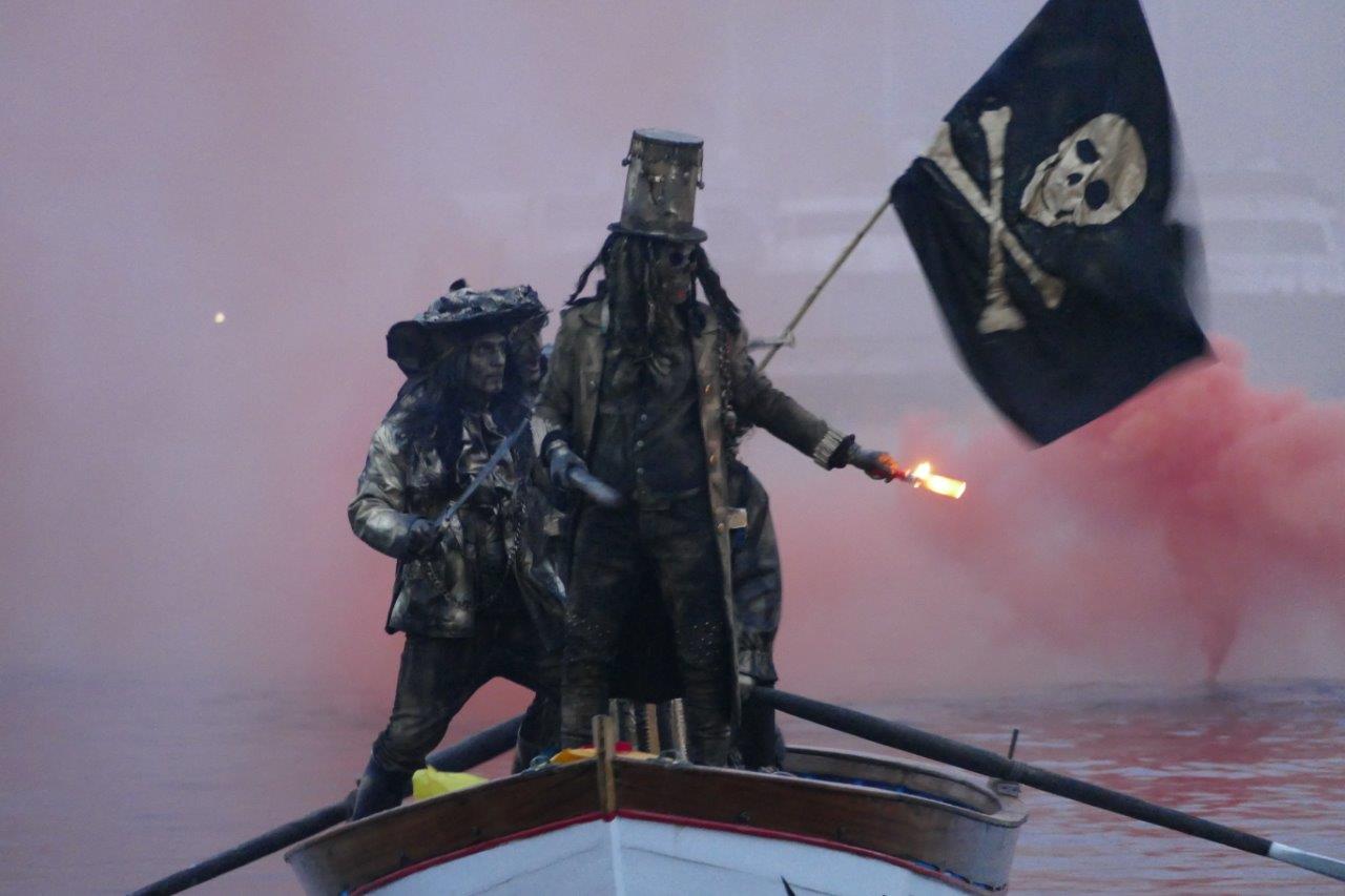 Folklore in paese. Assalti e saccheggi tra urla e fumi colorati, ecco “La Notte dei Pirati”