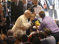 Papa Francesco, così tanto uomo e così poco santo