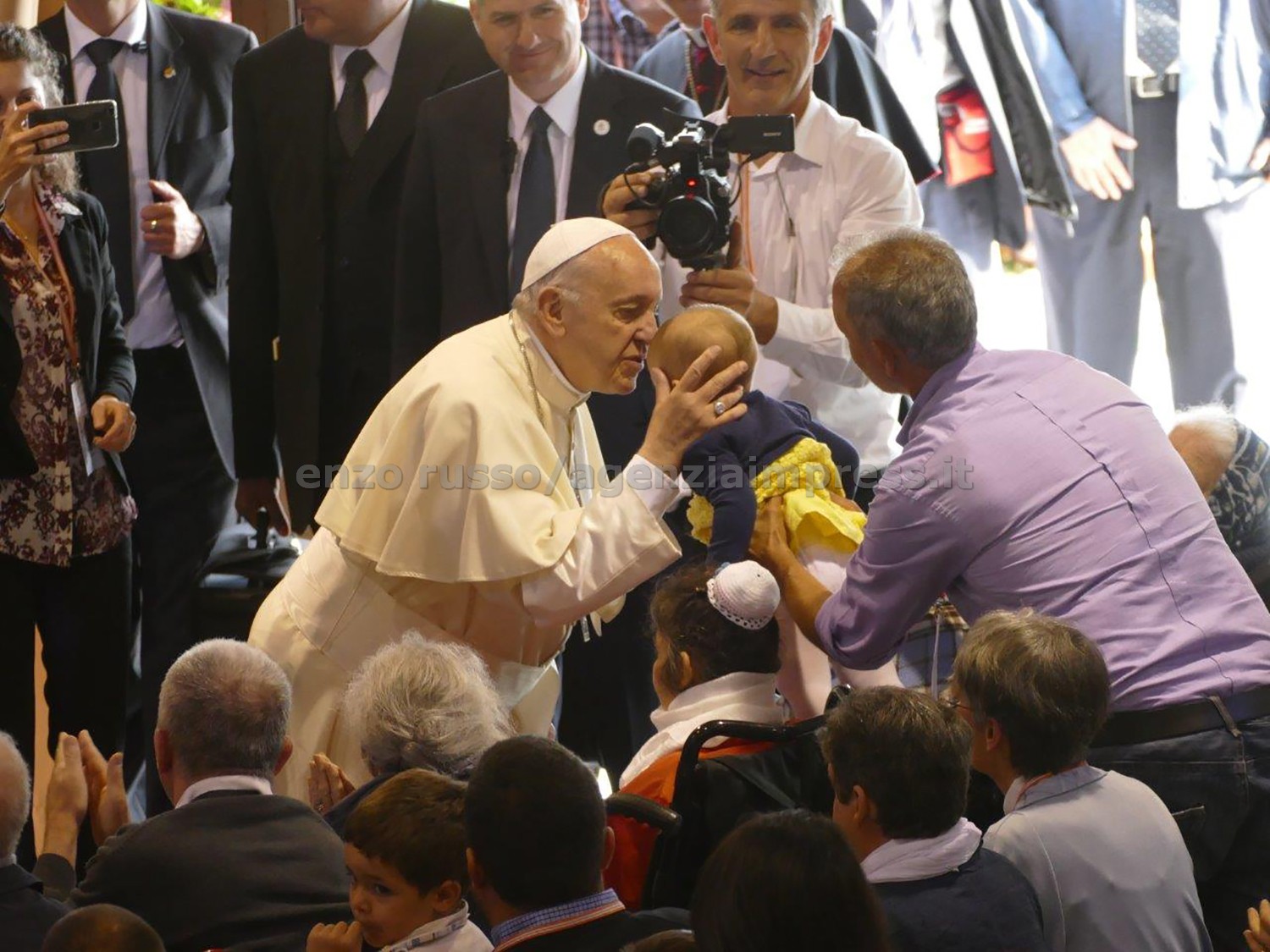 Papa Francesco, così tanto uomo e così poco santo