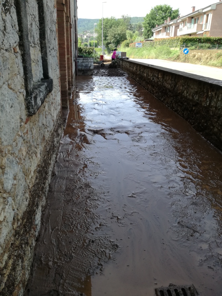 Bomba d’acqua. I cittadini di Rosia nel fango, un fiume di polemiche