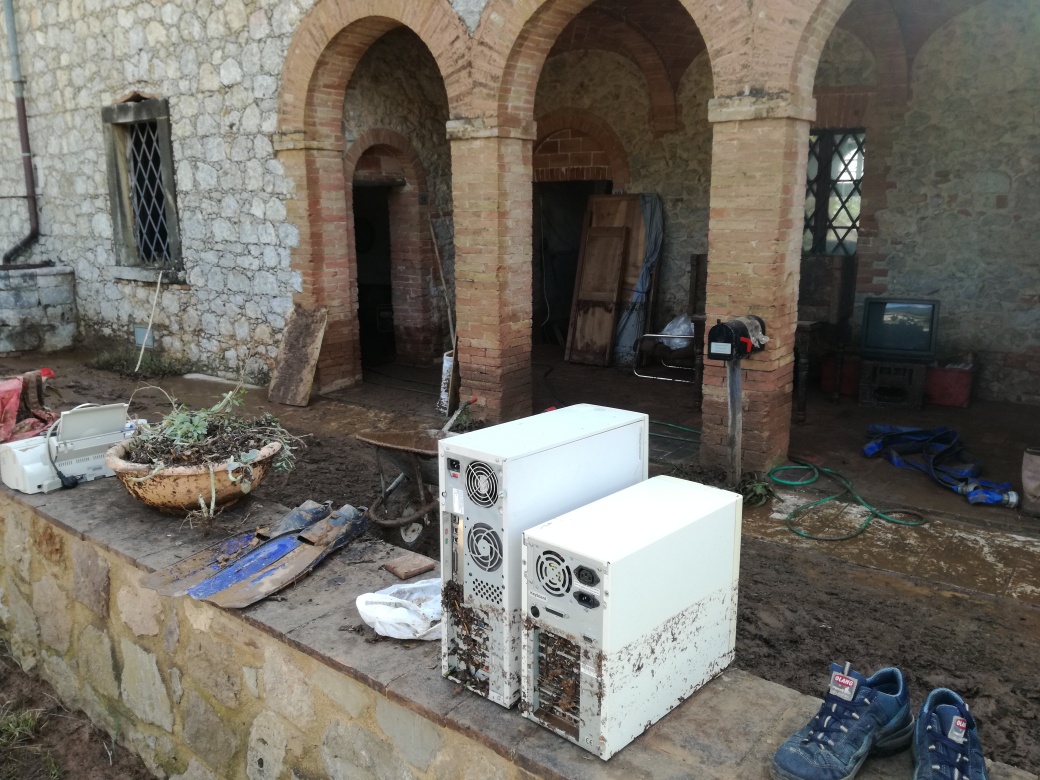 Un fiume di fango. Forte temporale nel senese, decine di scantinati allagati a Rosia