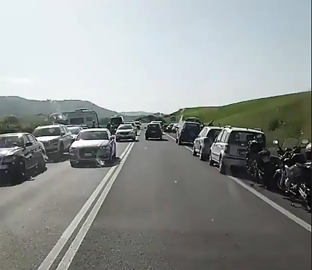 Turisti all’arrembaggio. Icone del paesaggio toscano prese d’assalto e il traffico va in tilt. Rischio incidenti