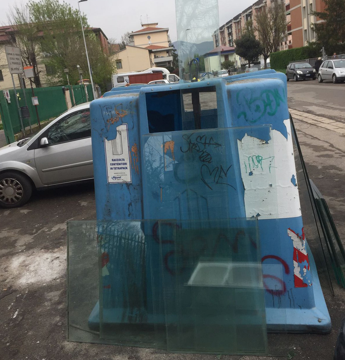 Troppo vetro da smaltire. Sostituiva infissi e li rivendeva a due stranieri che li abbandonavano in strada, tutti denunciati