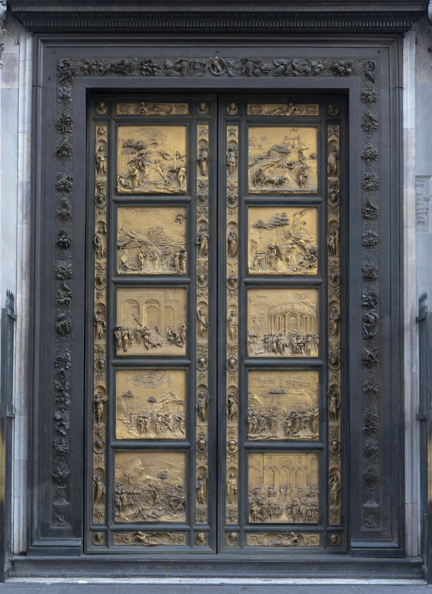 Lotta al degrado. Via alla manutenzione della replica della Porta Paradiso del Battistero