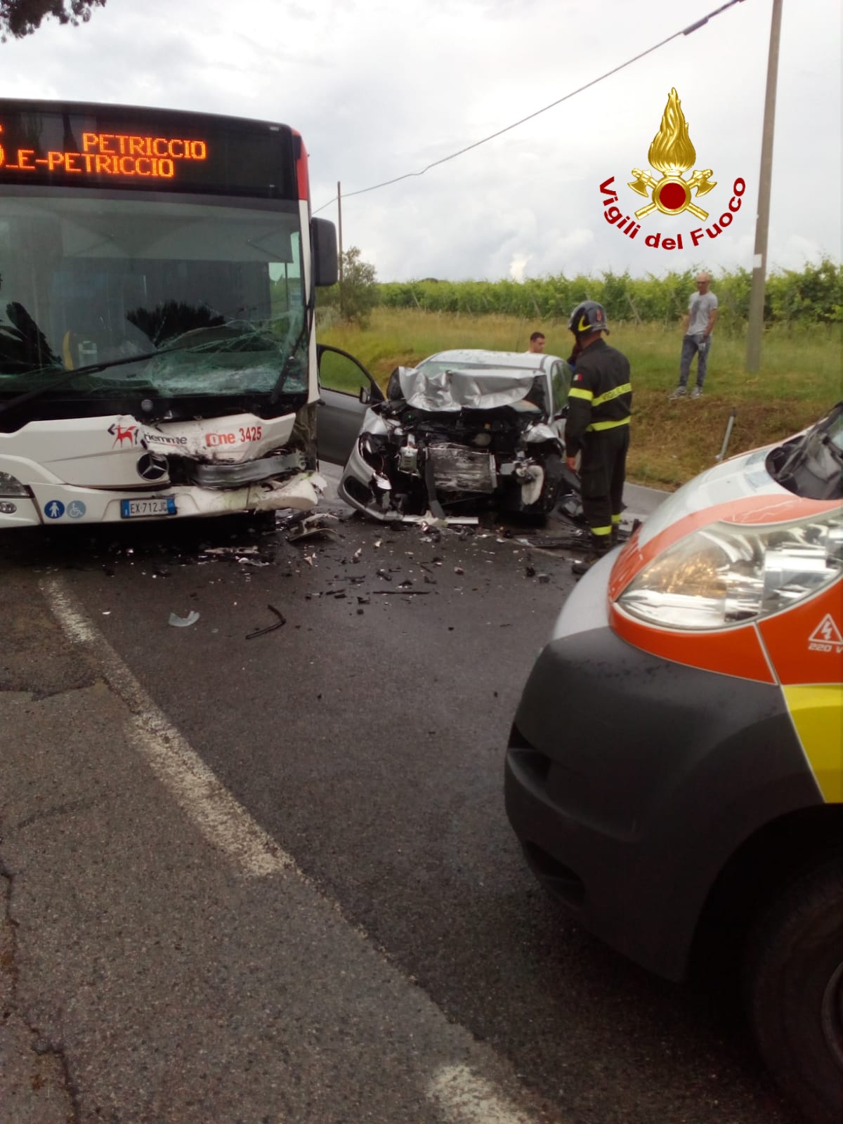 Incidente frontale. Auto contro bus, un ferito e strada chiusa