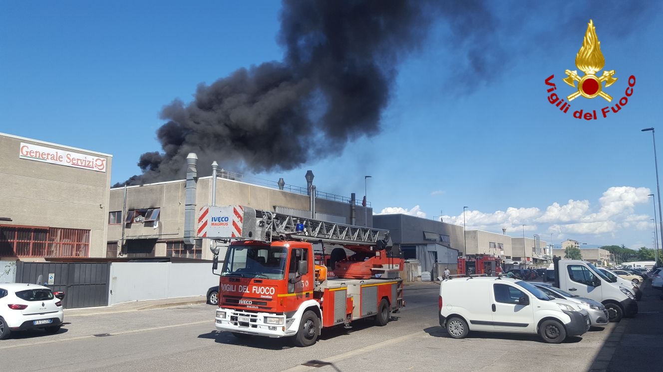 In fiamme. Vasto incendio in ditta di vernici a Sesto Fiorentino, Vvf in azione