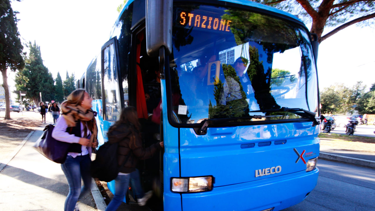 Livorno, fermato pensionato per molestie sessuali sull’autobus