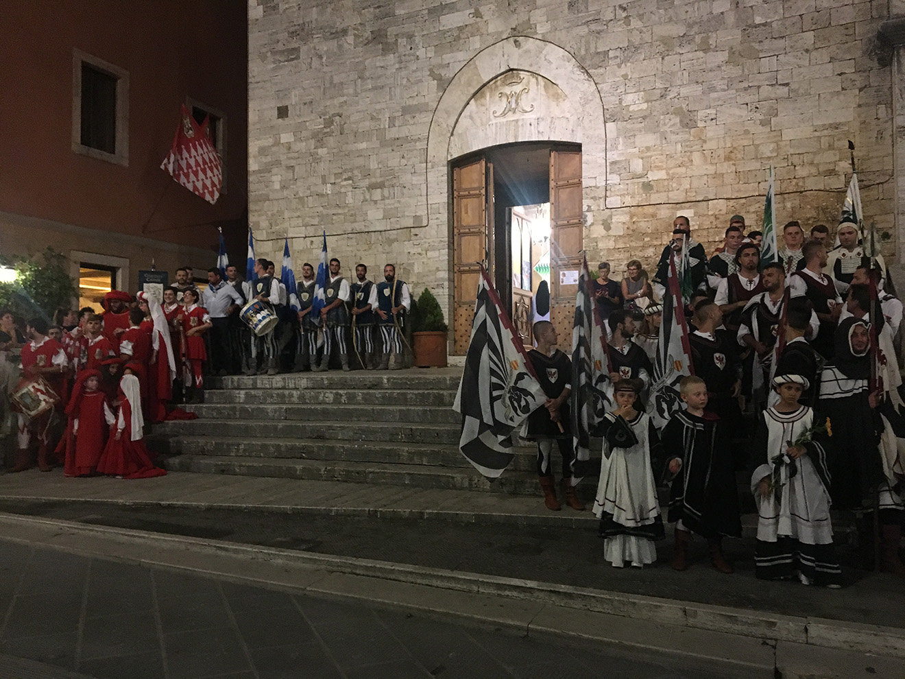 Corteo dei ceri e benedizione gareggianti. Il sacro e profano nella seconda giornata del Barbarossa