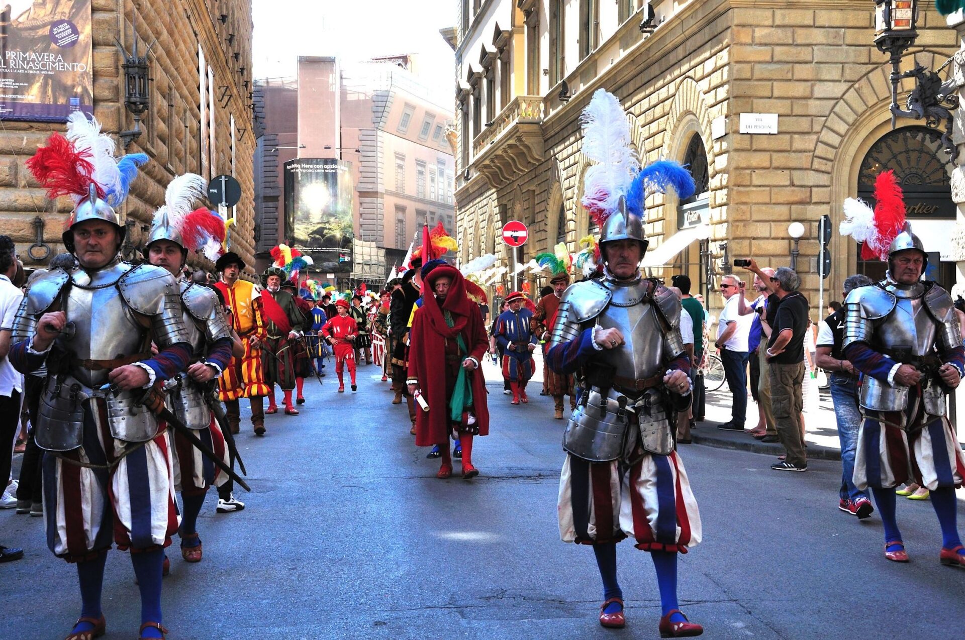 Le armature tornano a casa. Carabinieri restituiscono a Palazzo Vecchio il vestiario rubato del Calcio storico