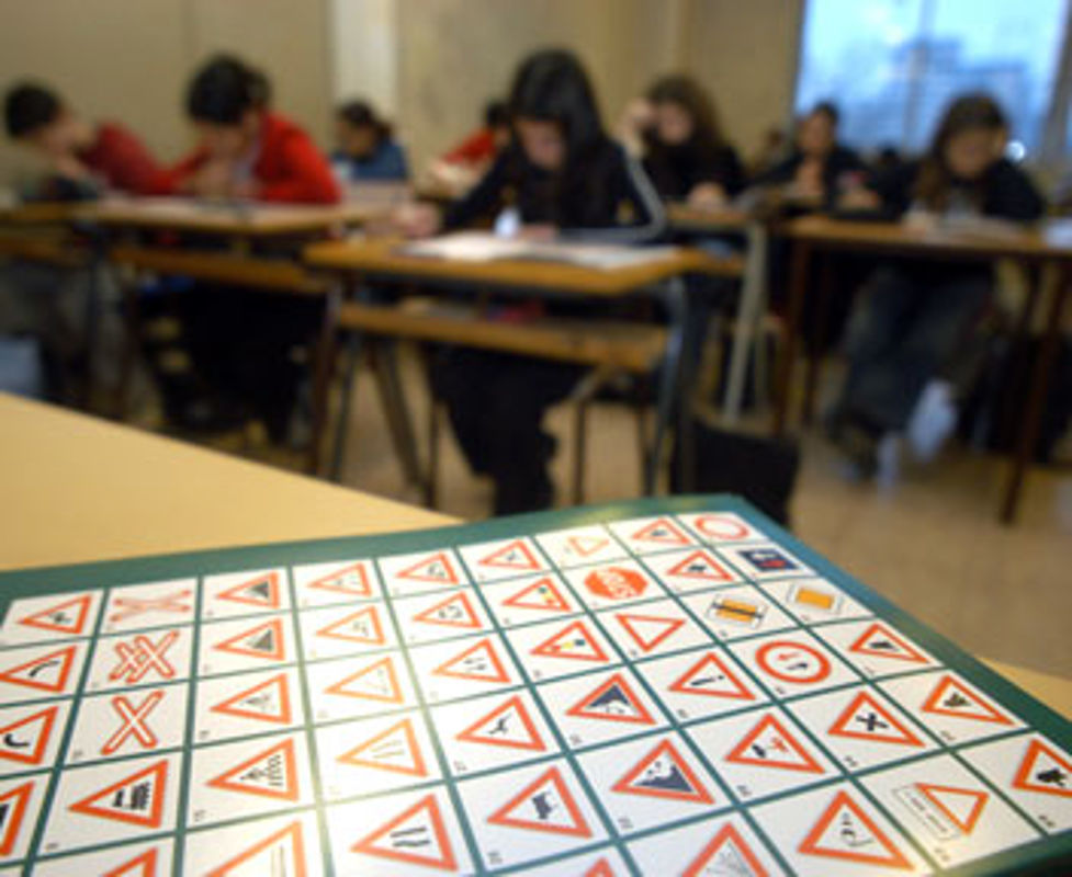 Trasmissione non consentita. Si collega con complice per superare l’esame della patente, denunciato