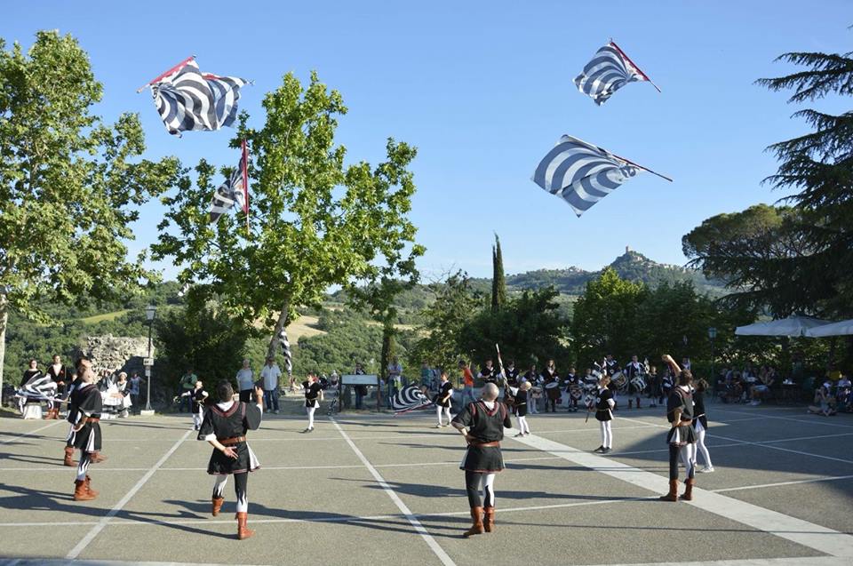 Festa del Borgo. Tre giorni bianconeri con musica, gastronomia e tradizione. Dall’8 al 10 giugno a Bagno Vignoni