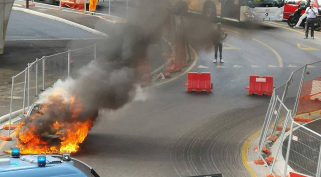 Fuoco e fiamme in auto. A Firenze incidente spettacolare e traffico in tilt
