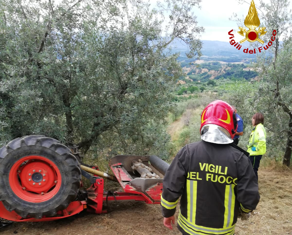 Incidente fatale. Si ribalta trattore, muore 62enne