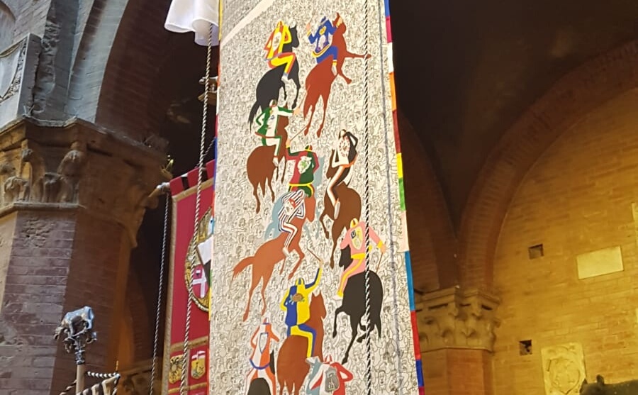 E’ Palio. Applausi per il Drappellone di Giannelli che piace anche a Gabrielli