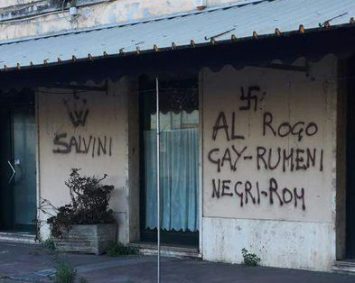Scritte shock. Ignoti imbrattano muri esterni di edifici con scritte razziste e omofobe
