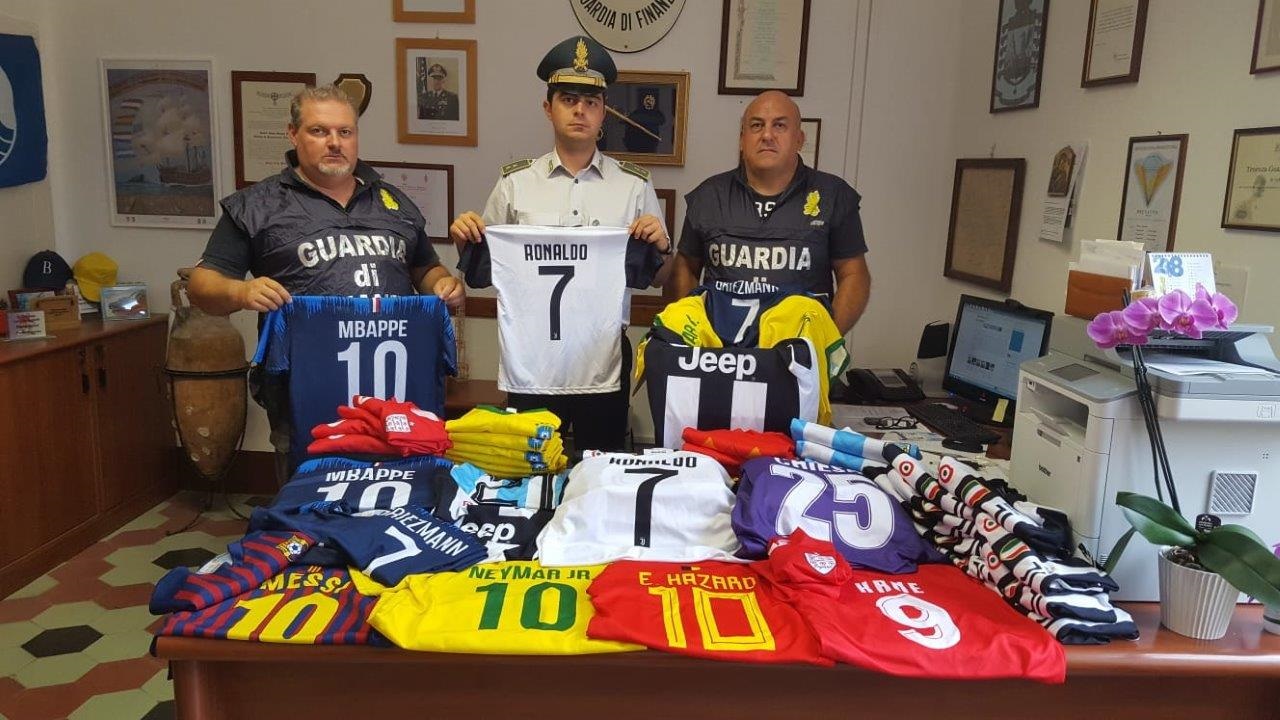 Operazione “CR7”. Blitz delle Fiamme Gialle, sequestrate le maglie contraffatte dei calciatori