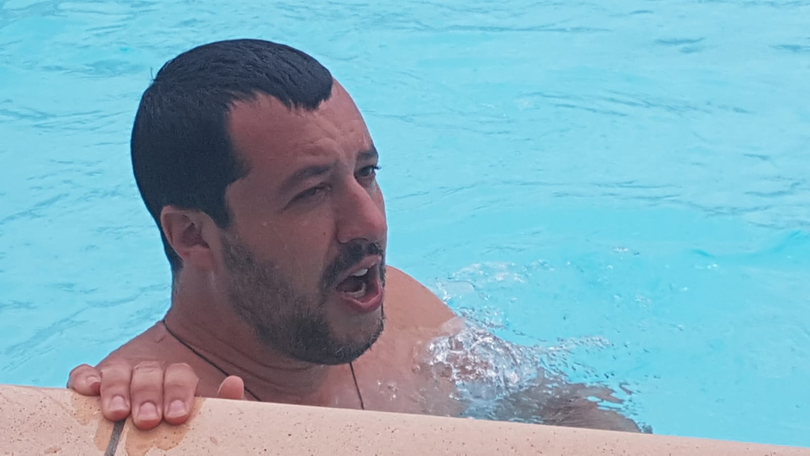Un ministro in piscina. Tuffo e bracciate per Salvini durante la visita a Suvignano