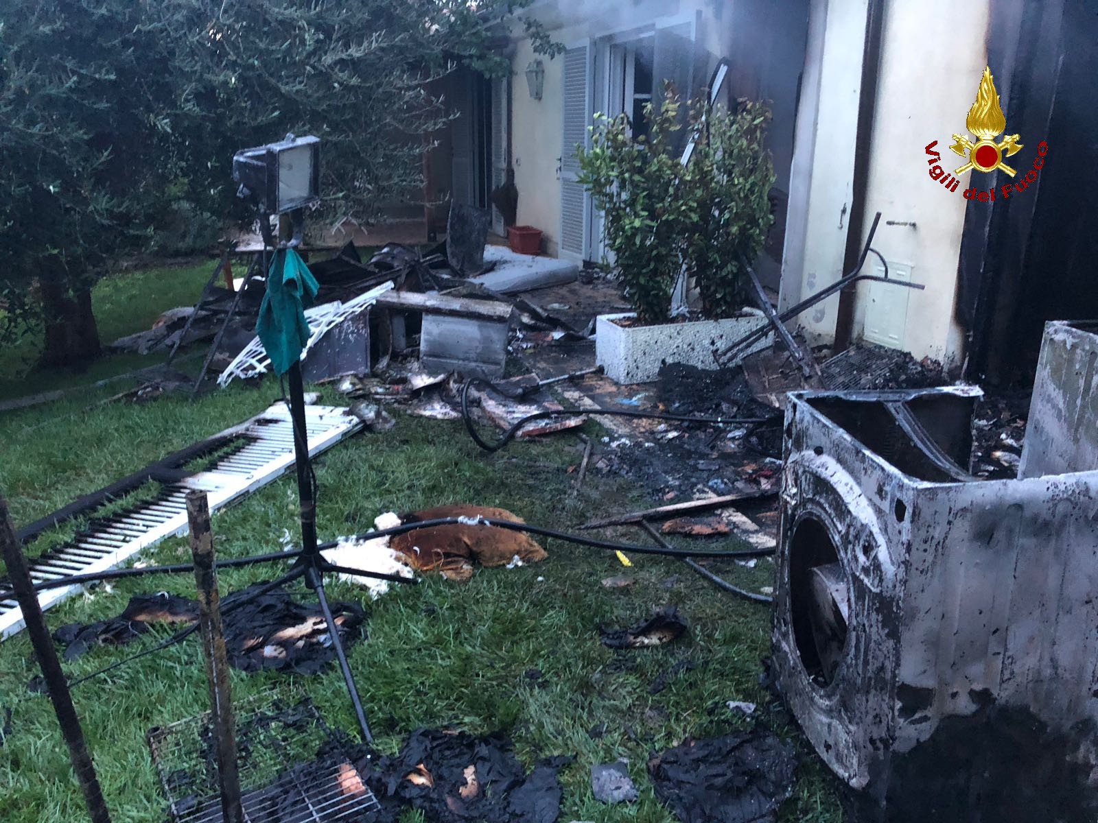 Fiamme dal cielo. Fulmine incendia abitazione, evacuati inquilini nel grossetano