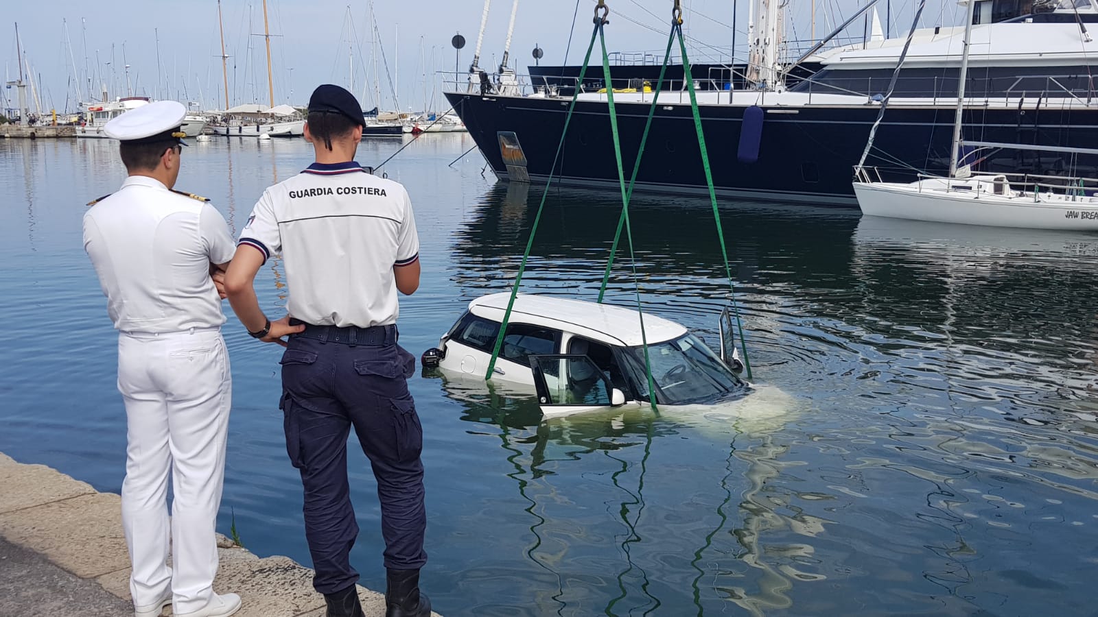 Pesca «miracolosa». Auto si sfrena e finisce in mare, recuperata senza danni per l’ambiente