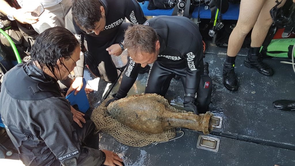 La Storia dal mare. Recuperata un’anfora sui fondali dell’Isola d’Elba