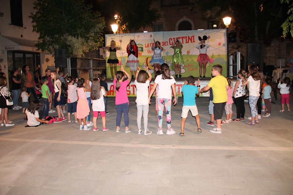 Sere d’estate e di svago in piazza Garibaldi, i bambini ballano al ritmo di baby dance