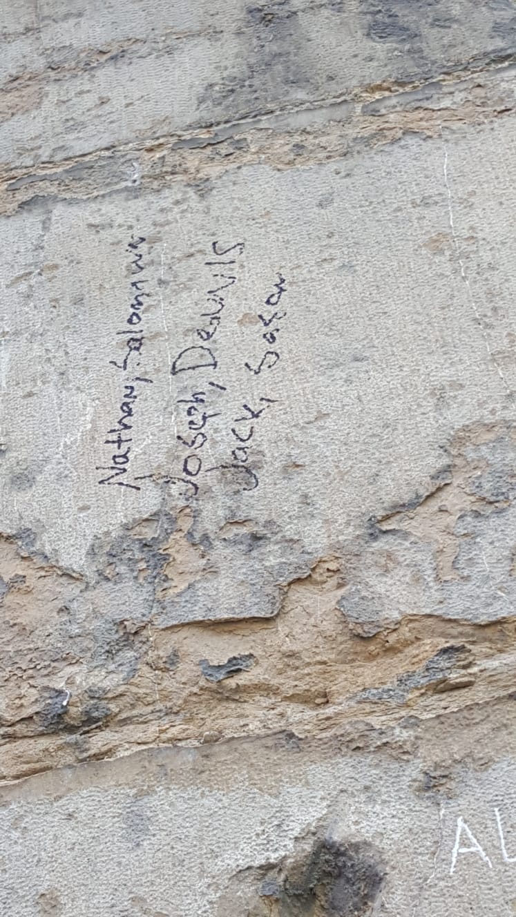 Bravata a caro prezzo. Giovane turista messicano scrive su Ponte Vecchio, denunciato