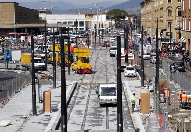 Caos tramvia. Firenze, si allungano i tempi per il varo delle linee, scoppia la polemica politica
