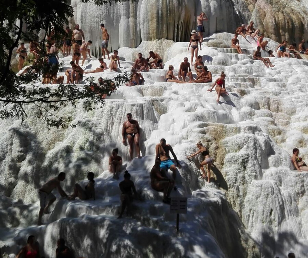 Bagni San Filippo, sporcizia e maleducazione per Ferragosto