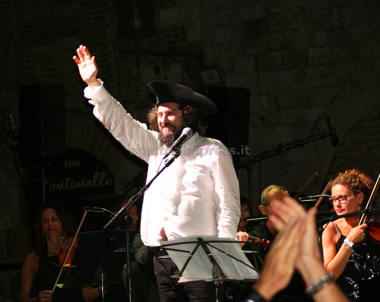 Vinicio Capossela chiude il tour sinfonico tra le torri e gli applausi