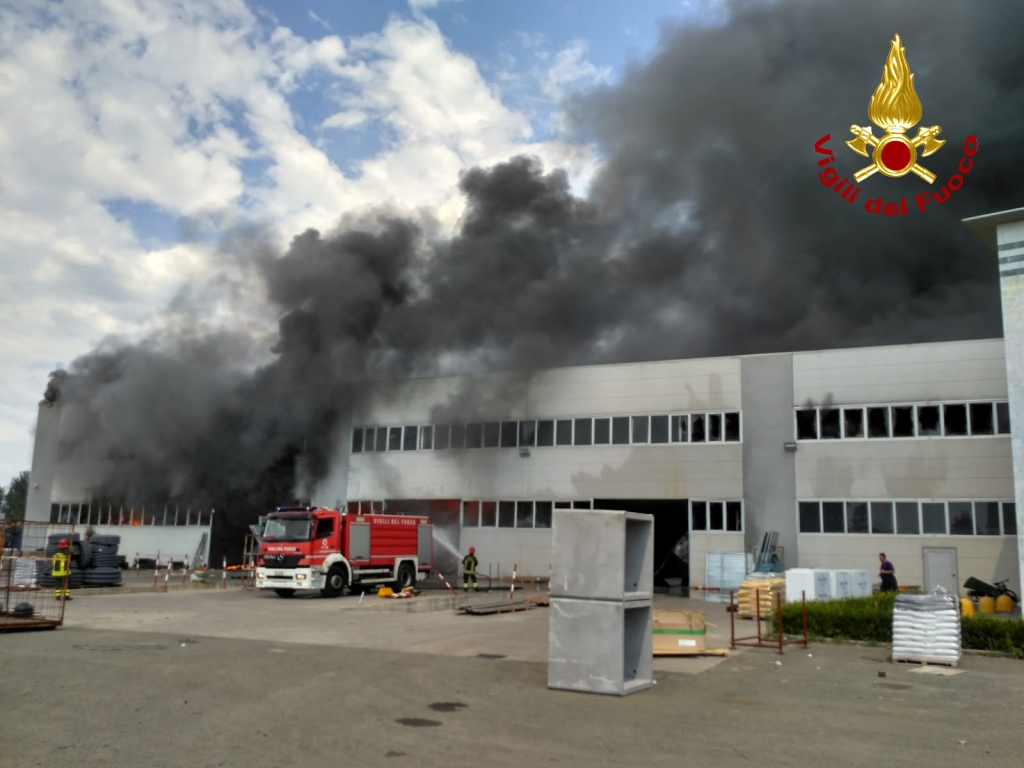 Divampano le fiamme. Incendio in ditta a Pietrasanta, allarme per i solventi