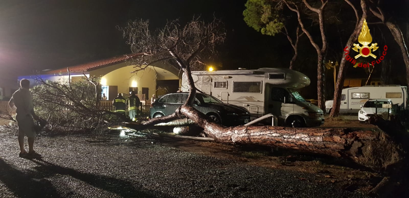Bomba d’acqua nel grossetano. Albero su auto e camper nel campeggio, nessun ferito