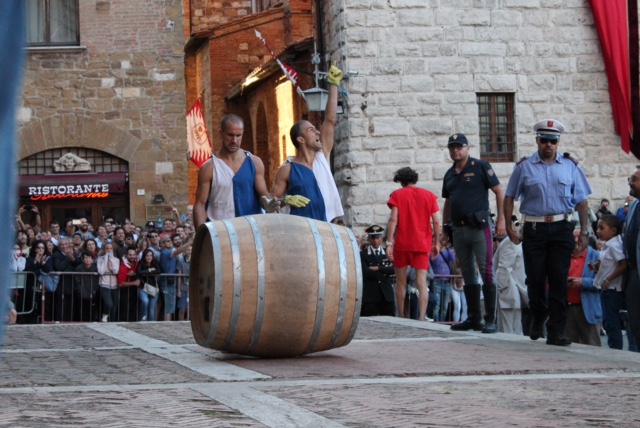 Trionfo bianco-azzurro. Il Poggiolo vince il Bravio delle Botti di Montepulciano