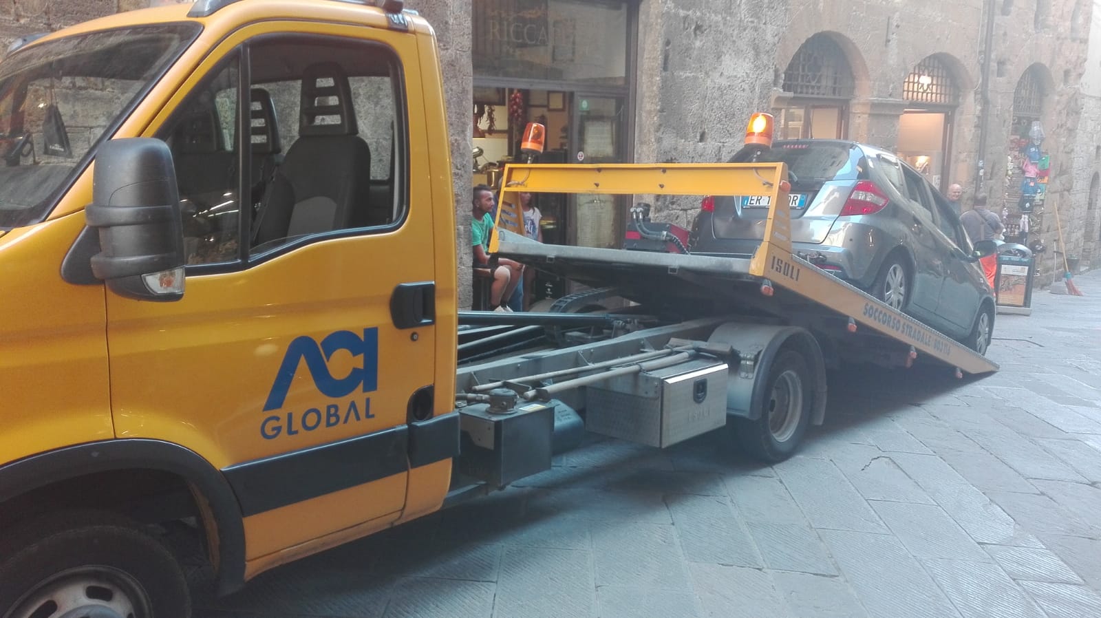 Paura in pieno centro. Perde il controllo dell’auto e colpisce 6 turisti