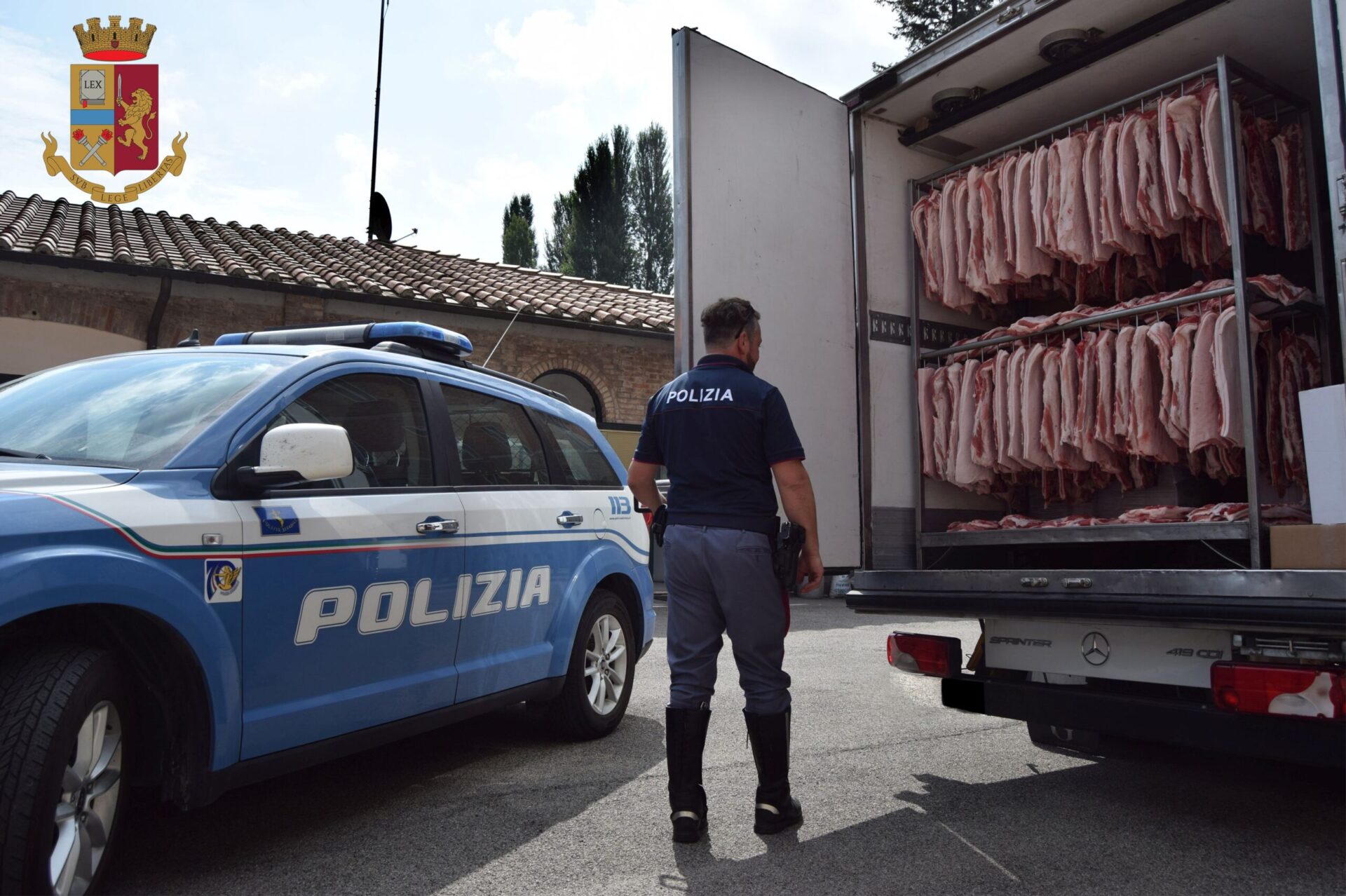Multe salate. Scoperto con oltre un quintale e mezzo di cibo avariato nel furgone