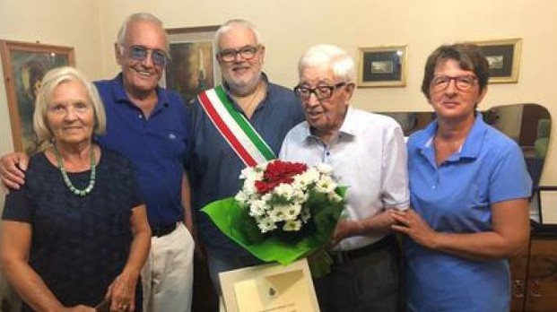 Il più anziano bersagliere d’Italia. Grande festa per i 106 anni di Tripolino
