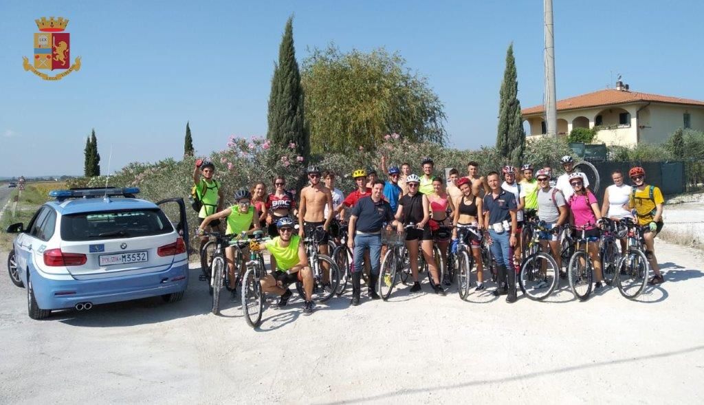 Soccorsi da Stradale. 40 ragazzi in bici sbagliano uscita e finiscono in superstrada