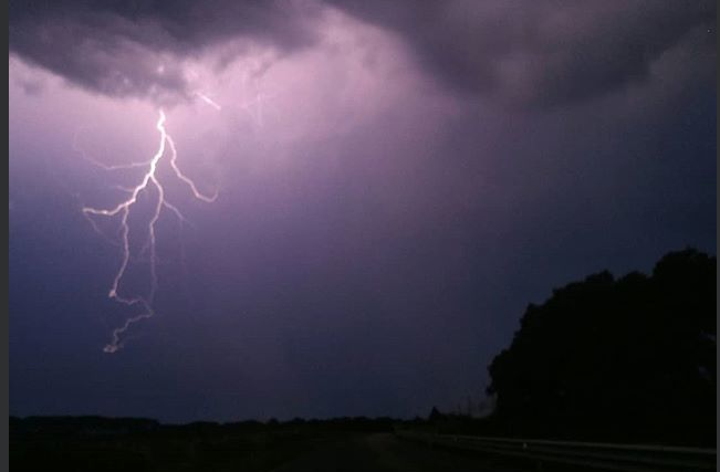 Tempesta perfetta in Maremma. Danni, navi in balia delle onde e due turisti colpiti da un fulmine