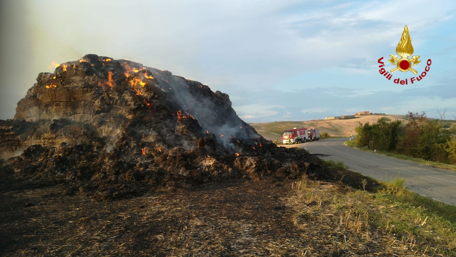 Fiamme nelle Crete Senesi. Rotoballe a fuoco, chiusa Strada del Pecorile