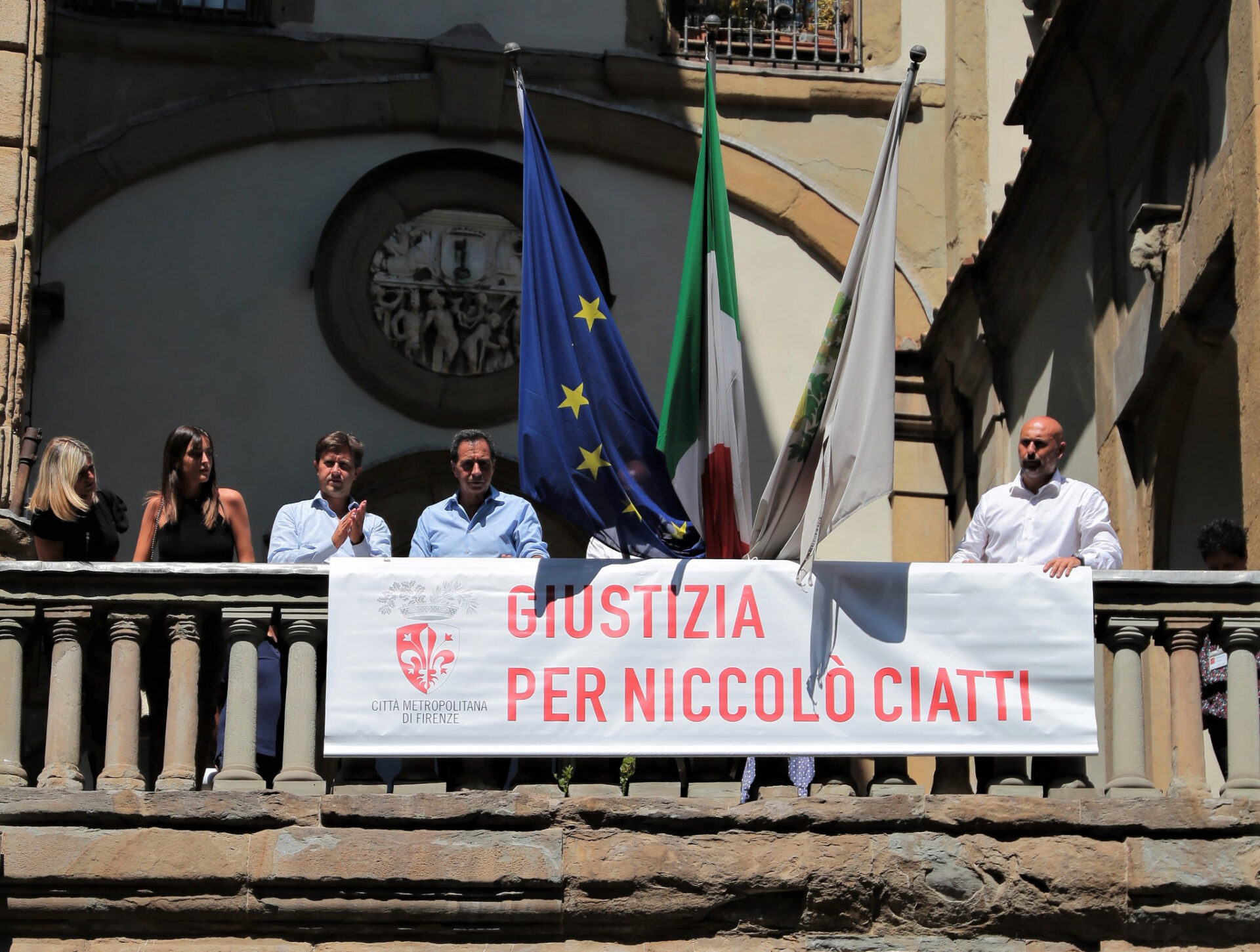 Giustizia per Niccolò. Uno striscione per non dimenticare. Il sindaco: «Presenti e vicini alla famiglia»