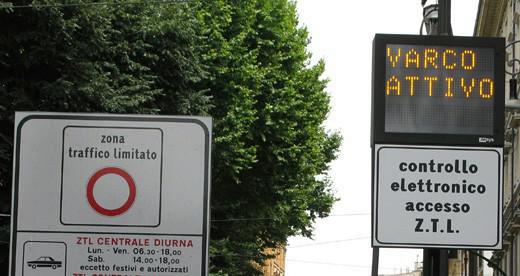 Indietro tutta. Beccato in retromarcia per evitare porta telematica, multe di oltre mille euro