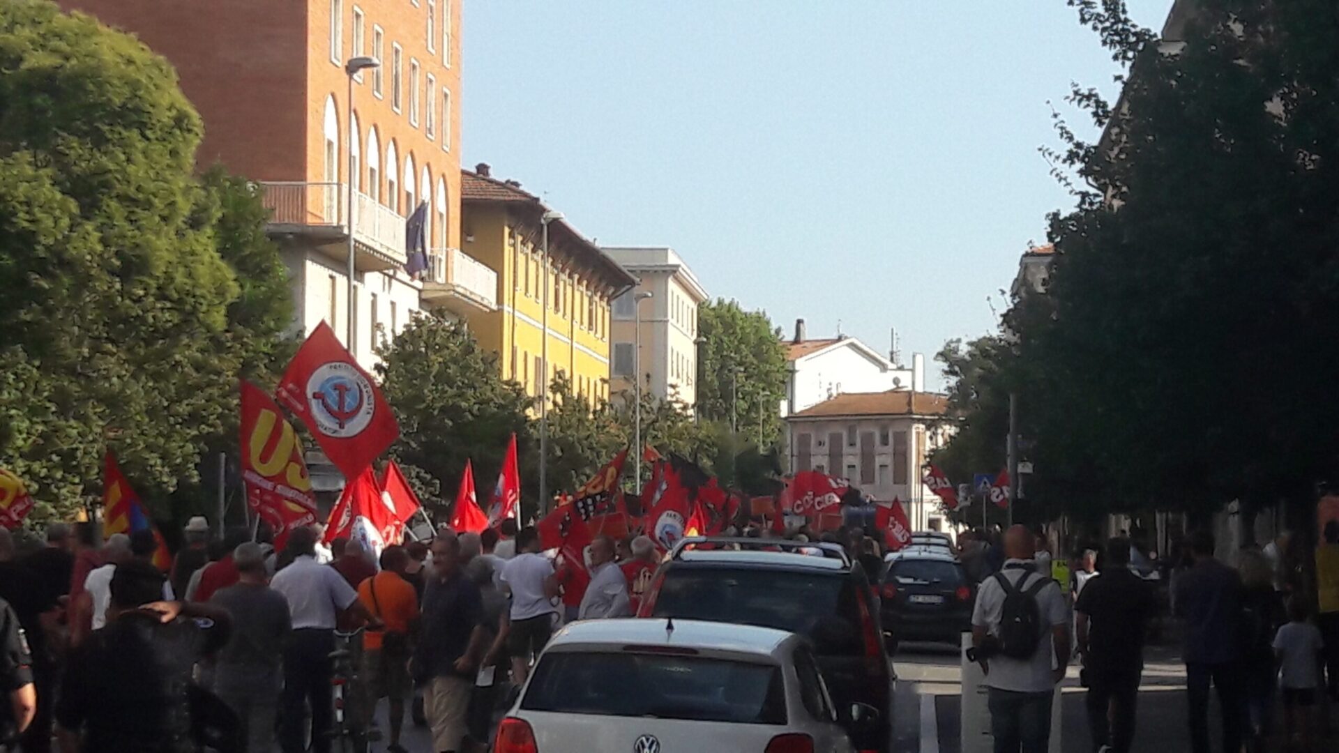 Raduno nero e piazze rosse. Il sabato caldo tra la festa di CasaPound e manifestazioni antifasciste