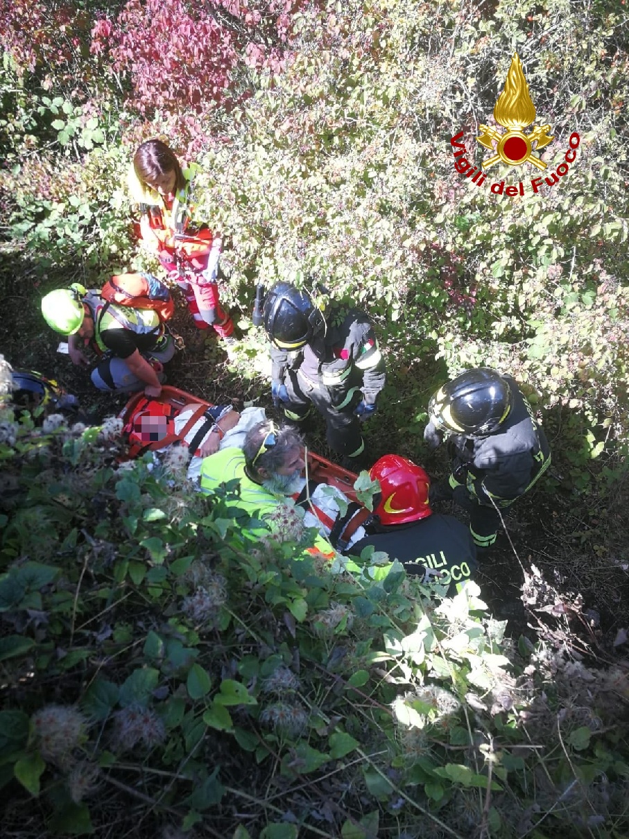 Manovra sbagliata. Urta guard rail e finisce nella scarpata, motociclista straniero ricoverato