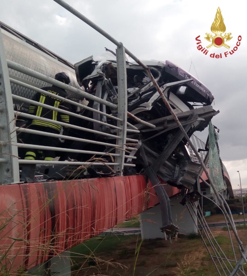 L’incidente. Autocisterna finisce fuoristrada e resta in bilico sul ponte, illeso il conducente