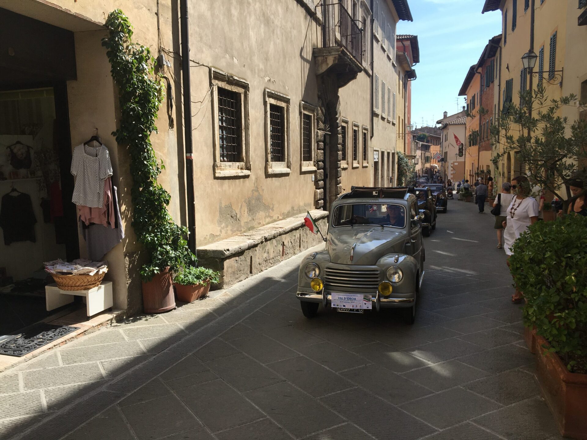 Sfilata in un patrimonio Unesco. Decine di “Topolino” in Val d’Orcia tra la sorpresa di cittadini e turisti