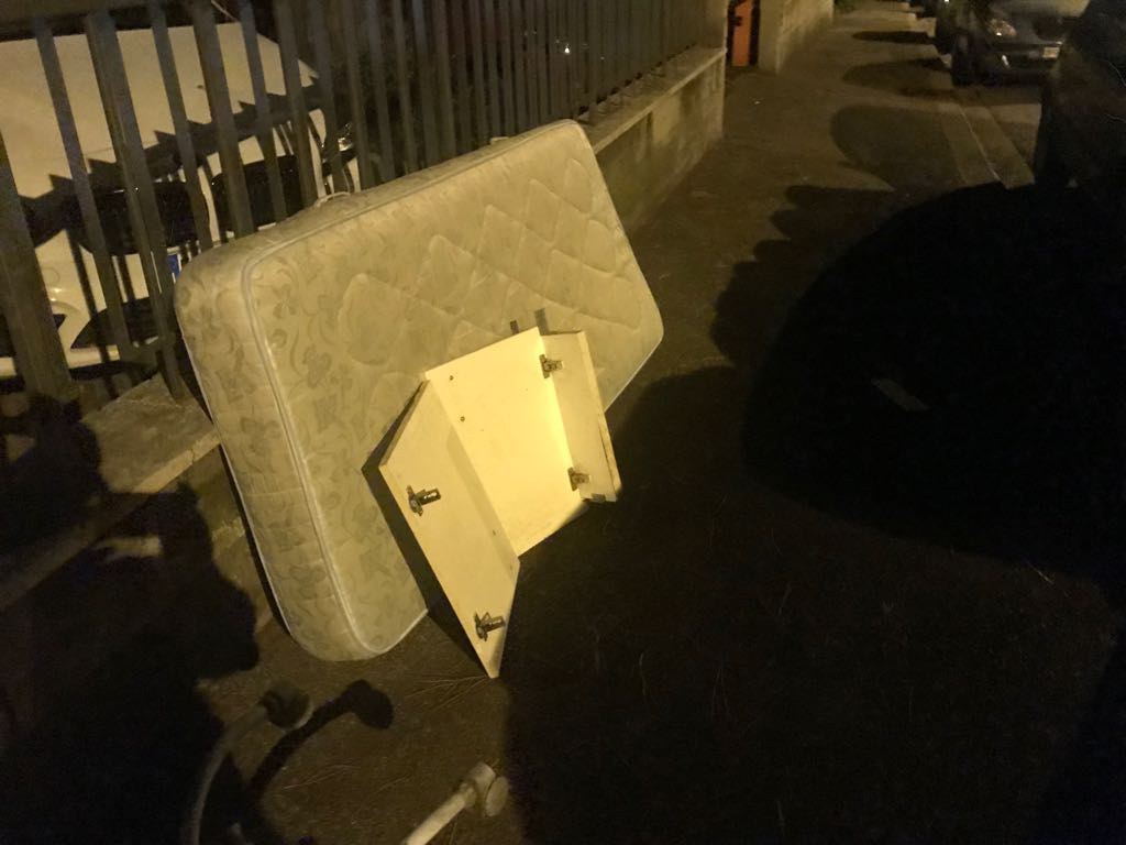 Discarica a cielo aperto. Materasso e sportelli in strada, multati due cittadini