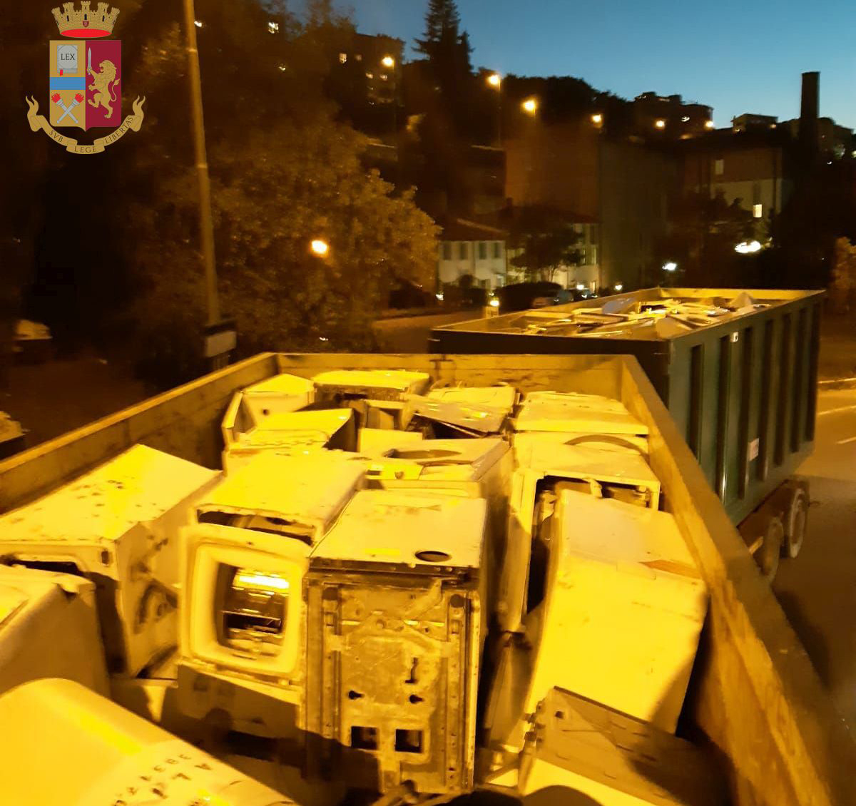 Trasporto pericoloso. Siena, camion con 10 tonnellate di rifiuti non coperti, Polstrada lo sequestra