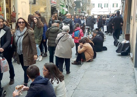 Stop al degrado. Firenze, vietato mangiare (anche) in piedi in Via dei Neri. Multe da 150 a 500 euro