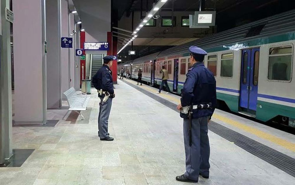 Rissa in carrozza. Si picchiano nel treno in partenza, 3 denunciati